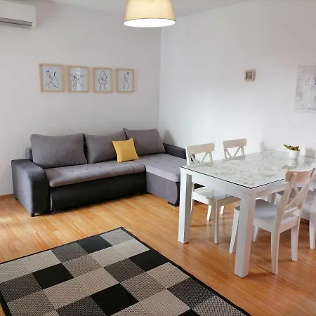 Apartment Dora *