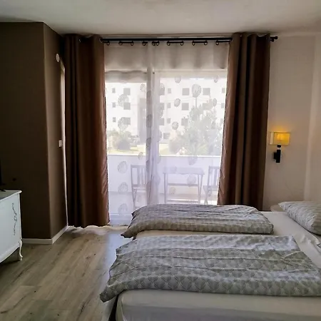 Dora Apartment *