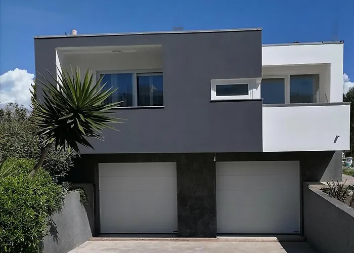 Dora Bibinje, 30 M From The Sea Apartman *