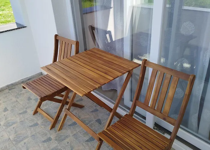 Dora Bibinje, 30 M From The Sea Apartman