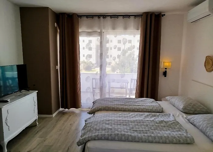 Dora Bibinje, 30 M From The Sea Apartman *